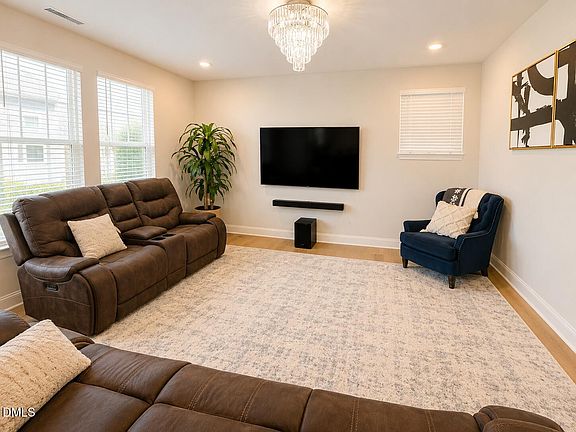 3rd image of 118 Faxton Way