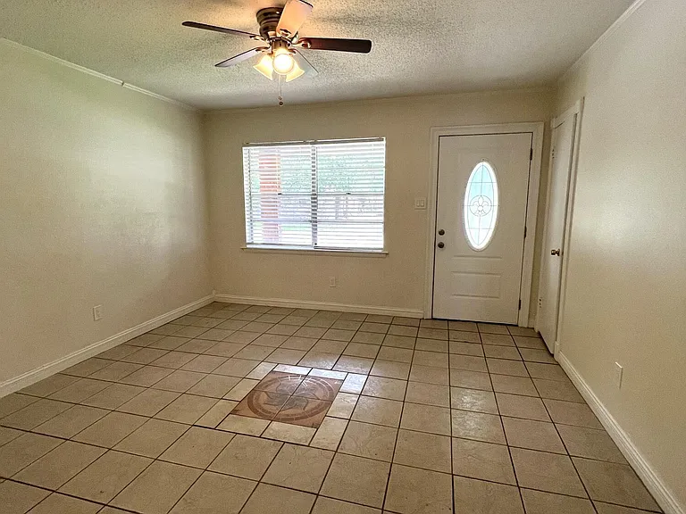 103 Ralph Dr — Photo 2