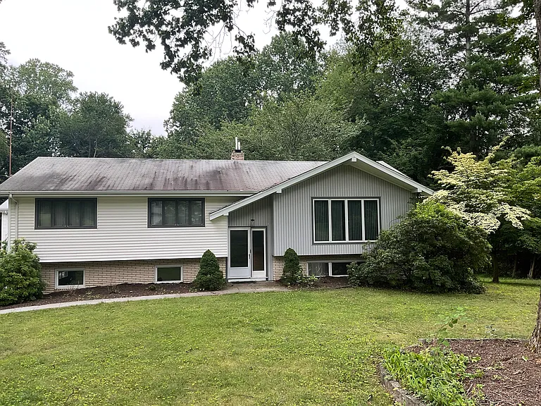 442 Surrey Ln — Photo 36