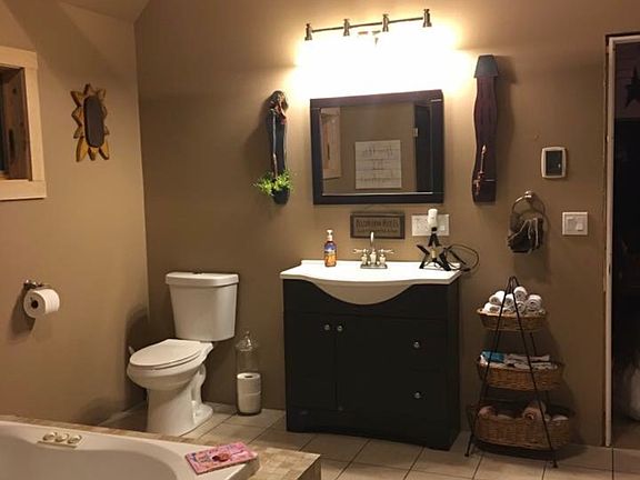 Main floor bath 