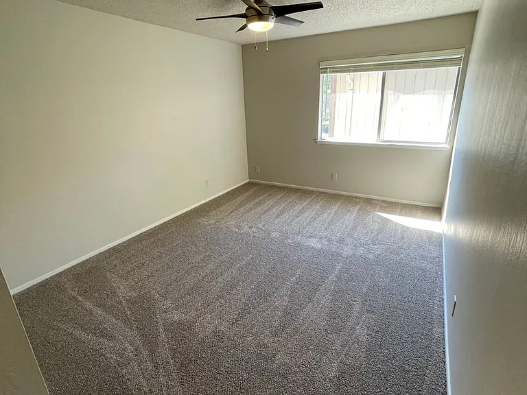1818 H St #4 — Photo 8