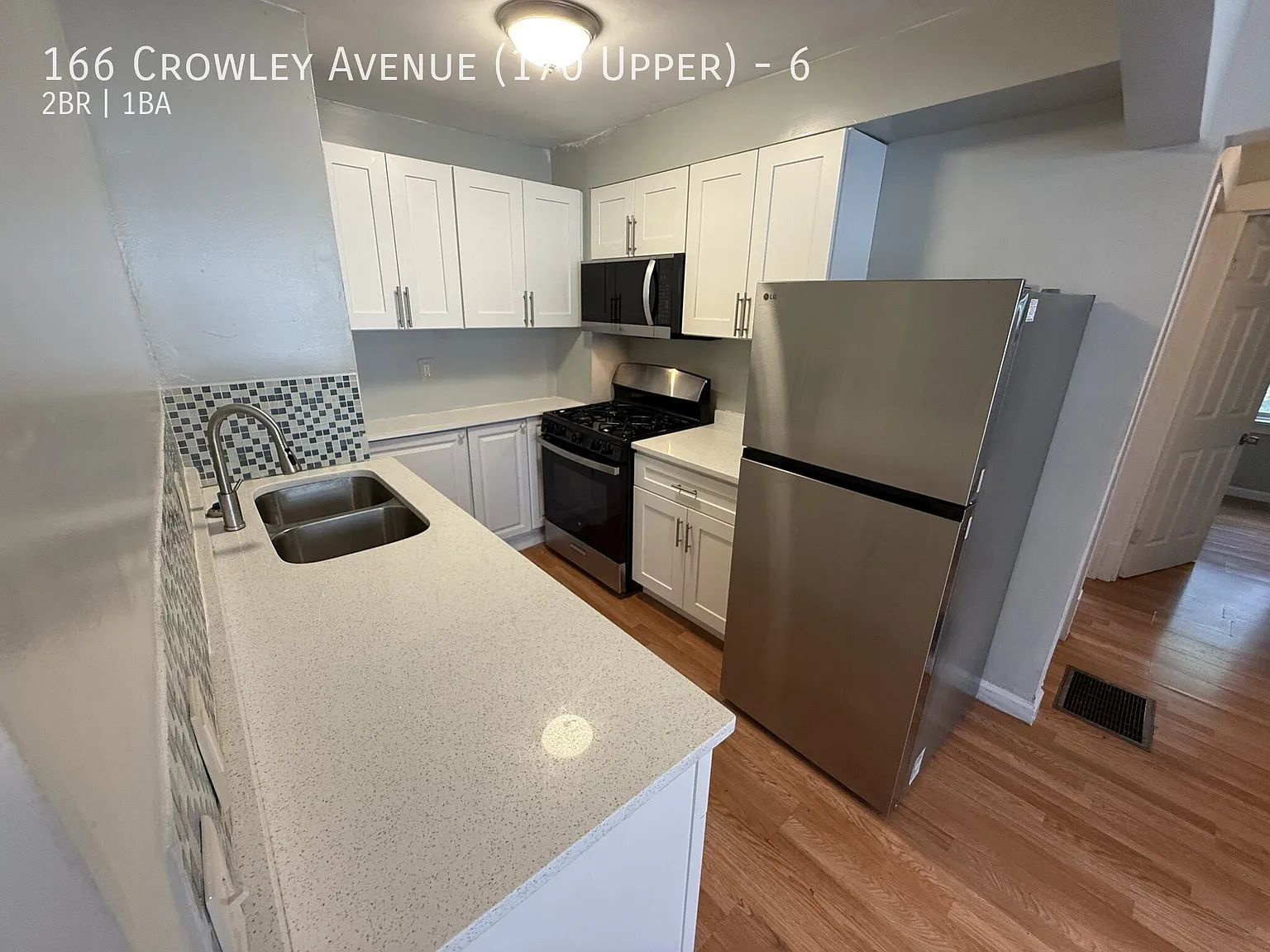 Comfortable 2-Bedroom Apartment with Off-Street Parking — Photo 3