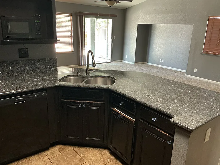 913 Woodland Dr — Photo 2