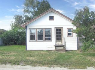 6 Dolloff St, Peru, ME 04290