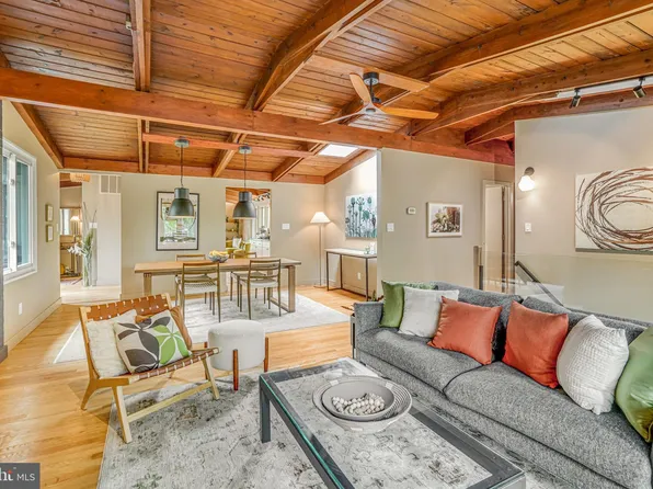 7702 Poplar Tree Ln, Falls Church, VA 22042