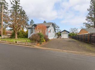 419 W Agee St, Roseburg, OR 97471