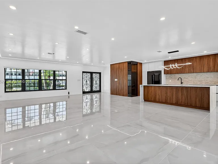 607 Layne Blvd — Photo 5