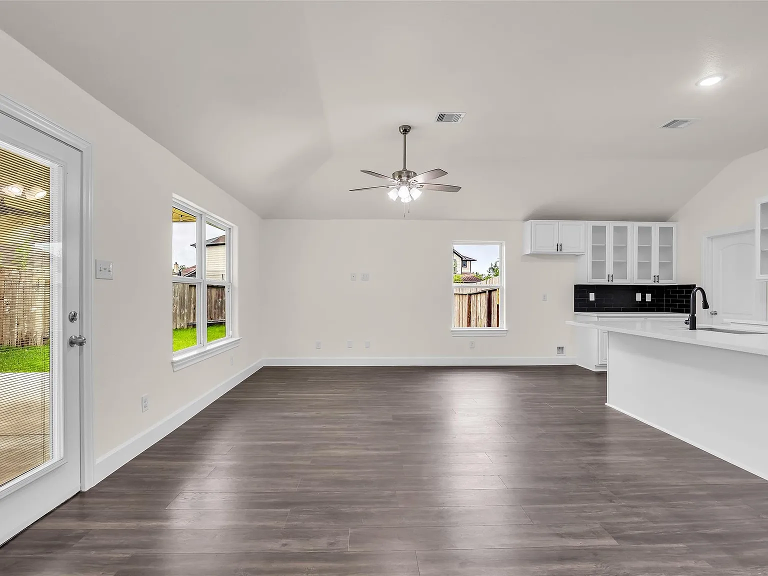 3 bed, 2.0 bath, 1430 sqft, $2,100 — Photo 2