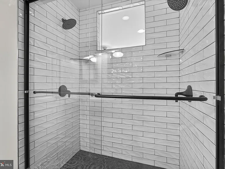112 E Randall St — Photo 32