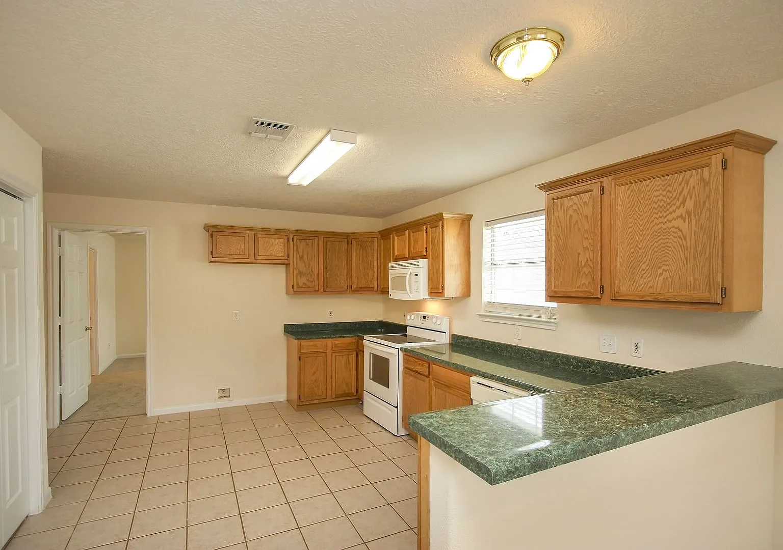Recently updated in 77521! Move In Ready! — Photo 3