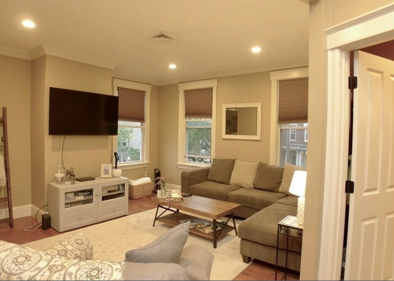 3 bed, 1200 sqft, $3,000 — Photo 1