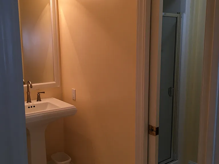 Shower room.