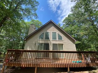 144 Lakeview Dr, Dingmans Ferry, PA 18328