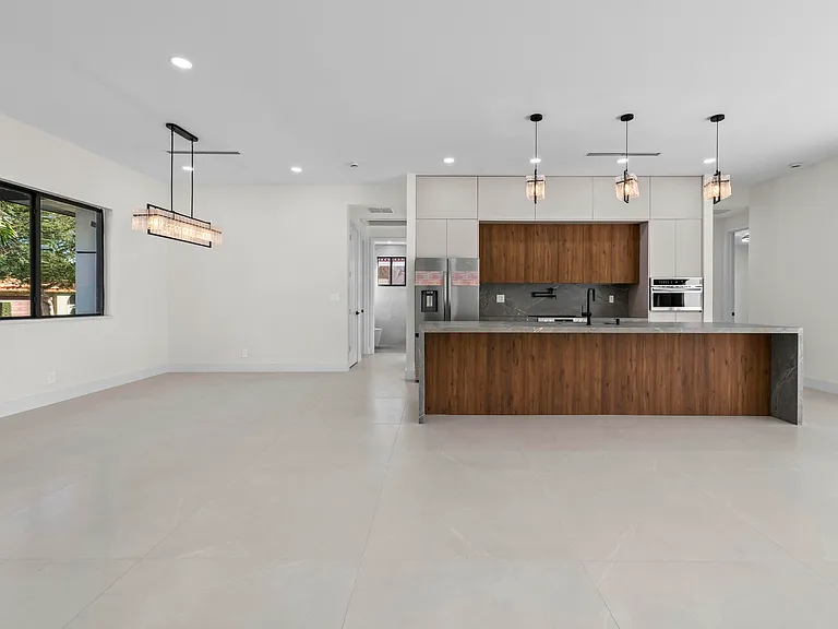 621 NW 42nd Ave — Photo 8