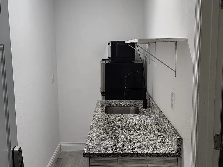 1605 N Gomez Ave — Photo 43