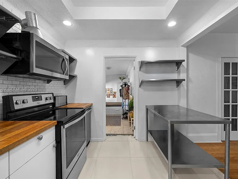 555 NE 73rd St — Photo 9