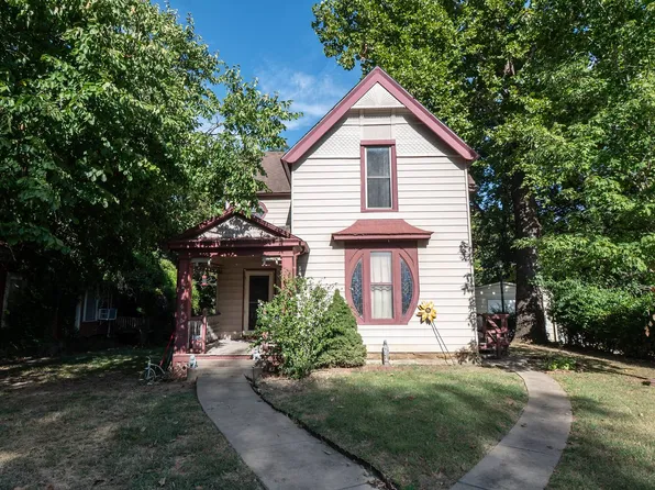 610 N 7th St, Neodesha, KS 66757