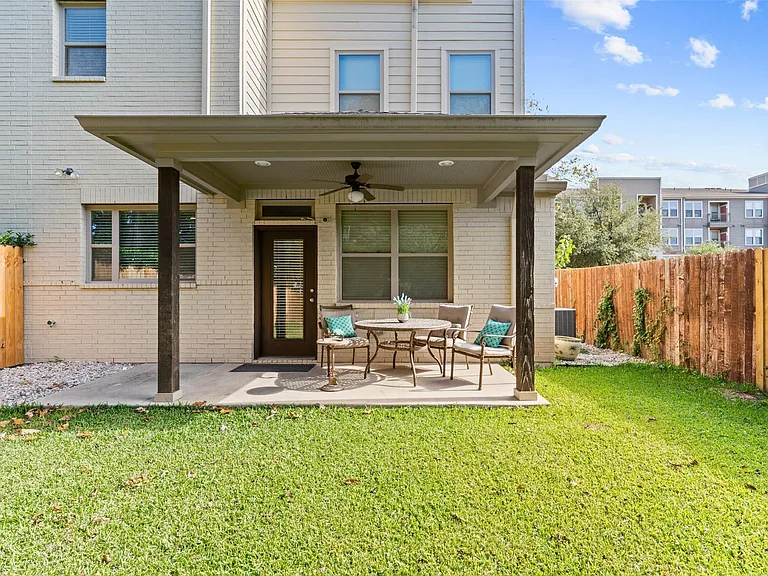 Covered patio & seating area
