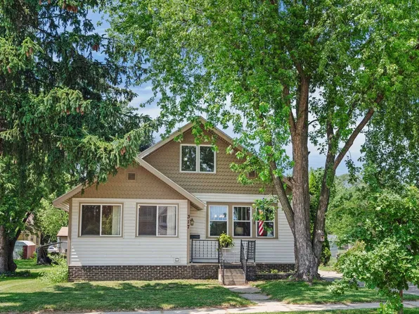 317 E Franklin St, Portage, WI 53901