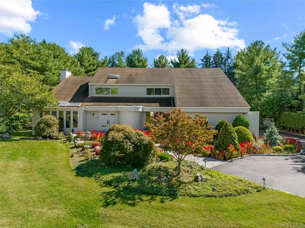 6 Clearmeadow Lane, Woodbury, NY 11797