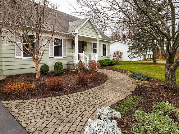 2nd image of 34 Drumlin Dr