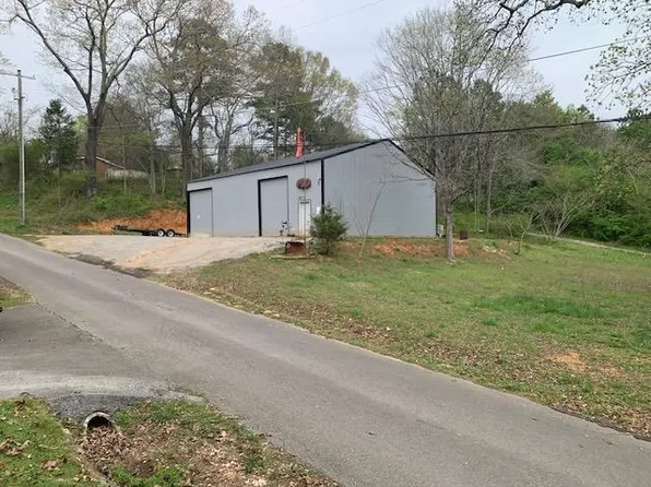 898 Lawrence St E, Russellville, AL 35653