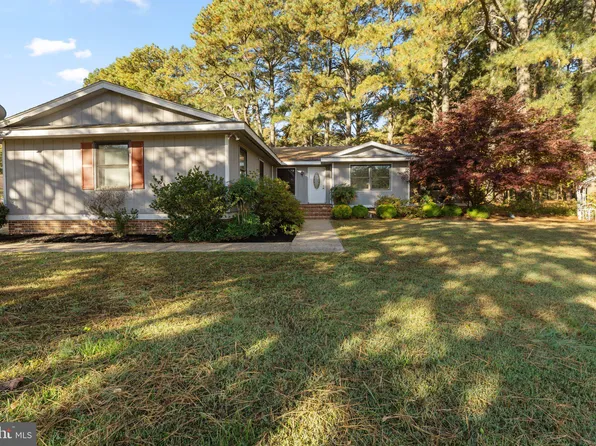 20 Comanchee Ln, Kilmarnock, VA 22482