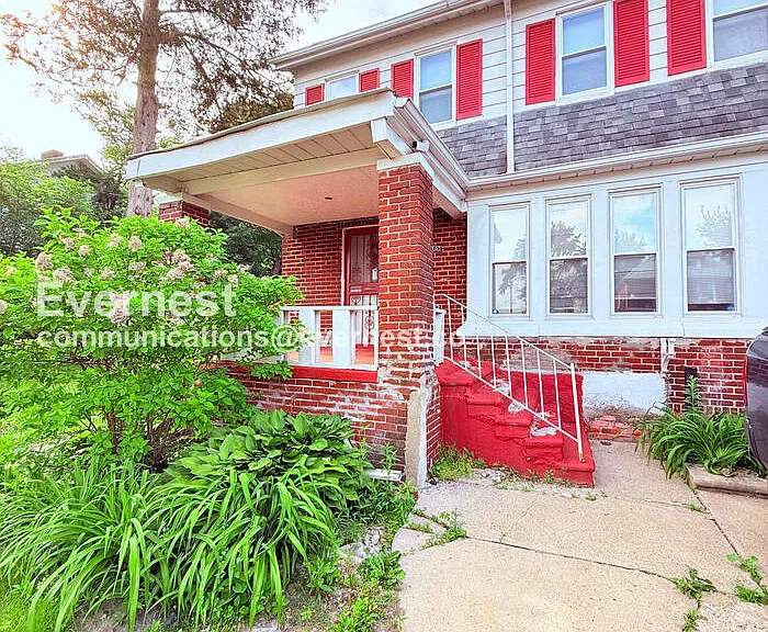 2047 Seward Ave — Photo 1