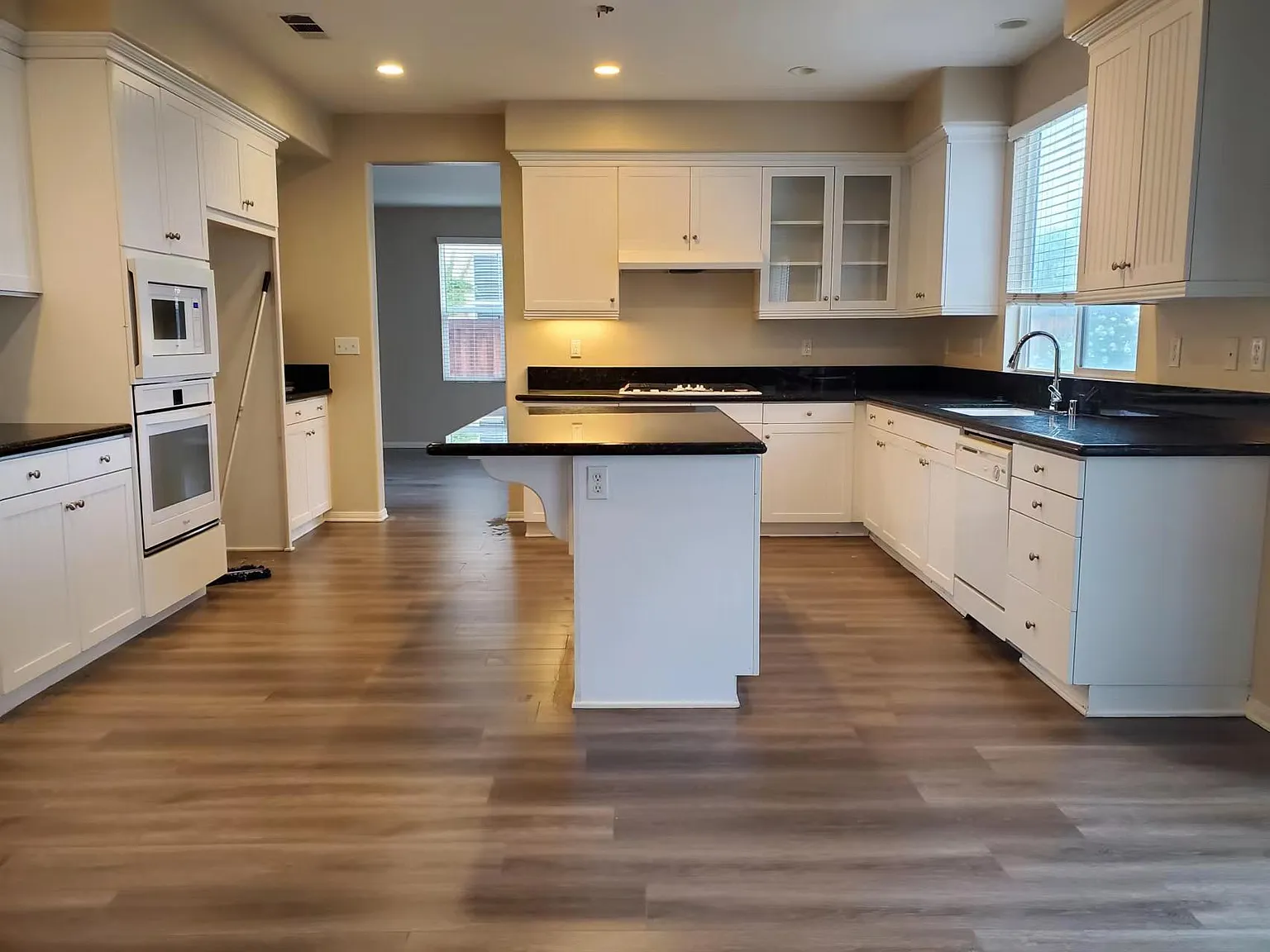 4 bed, 4.5 bath, 3550 sqft, $3,900 — Photo 3
