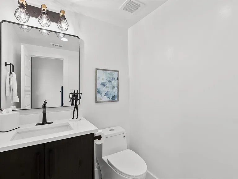 723 W 10th St #101 — Photo 11
