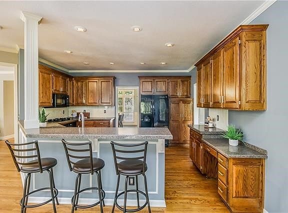 3rd image of 5325 Park St