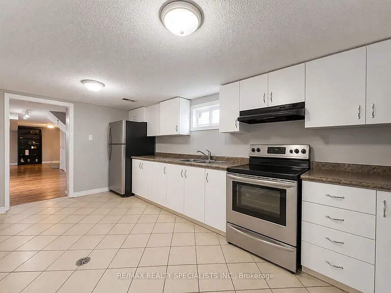 1763 Sandgate Cres #LOWER — Photo 5