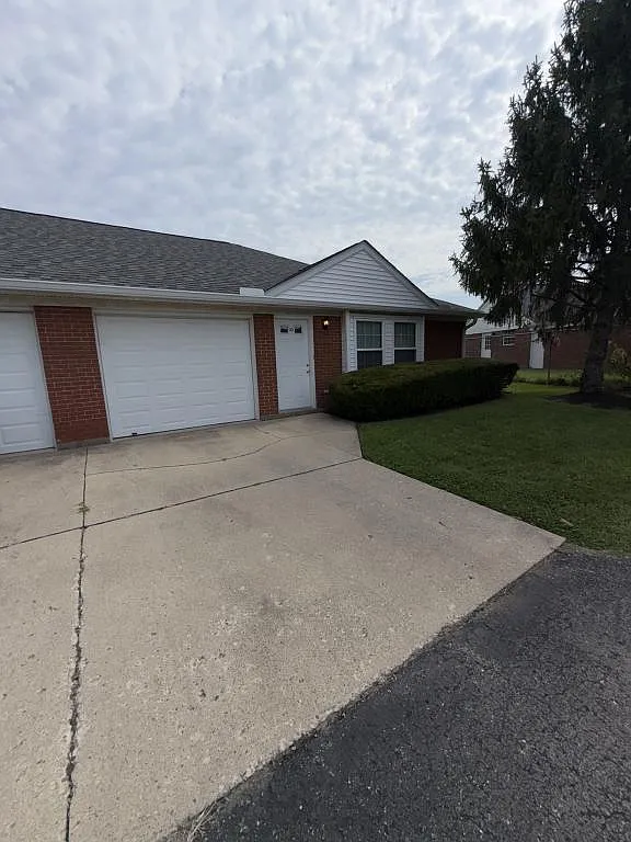 212 Rosemarie Dr — Photo 2