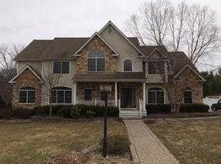 28 Regency Dr, Poughkeepsie, NY 12603