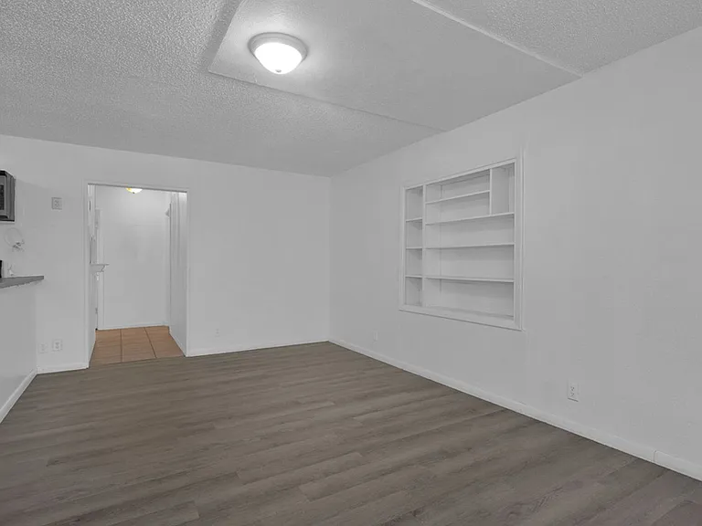 900 S Houston St — Photo 2