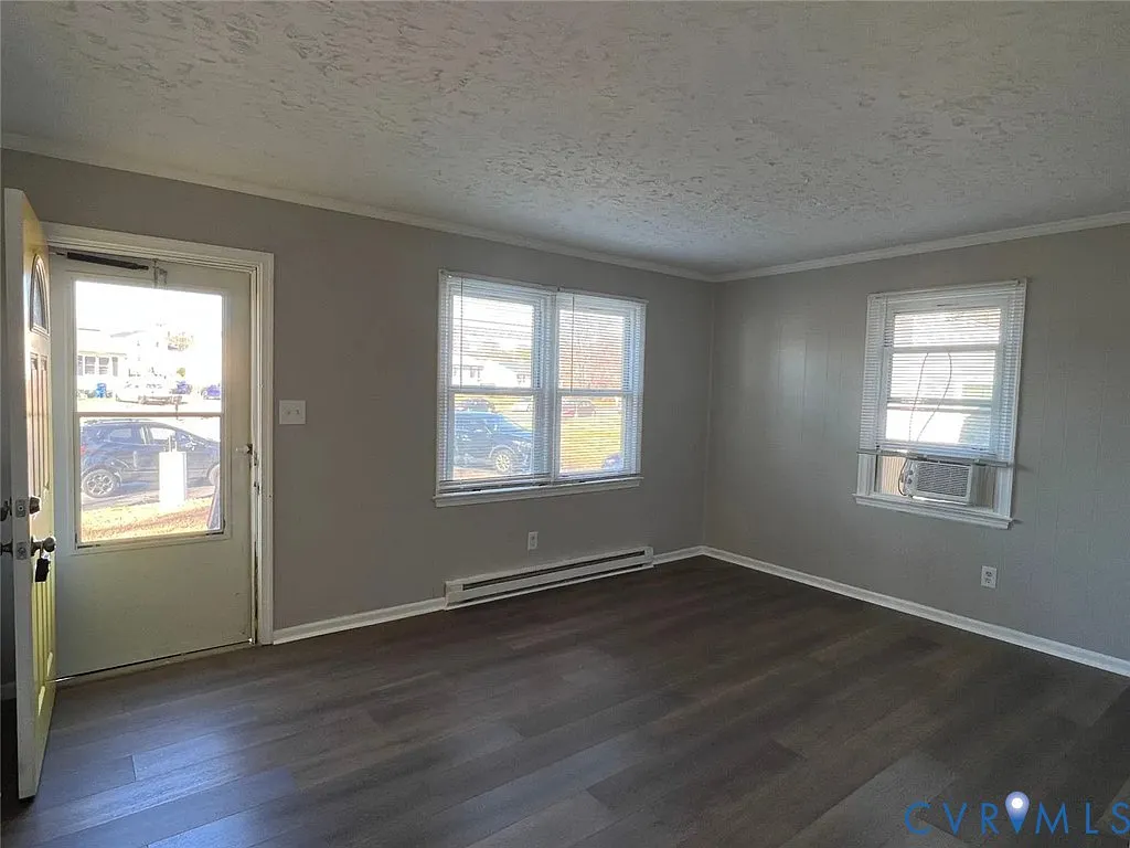 3 bed, 1.0 bath, 800 sqft, $1,625 — Photo 2