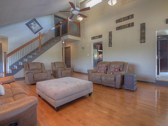 4th image of 82 Creekside Ln
