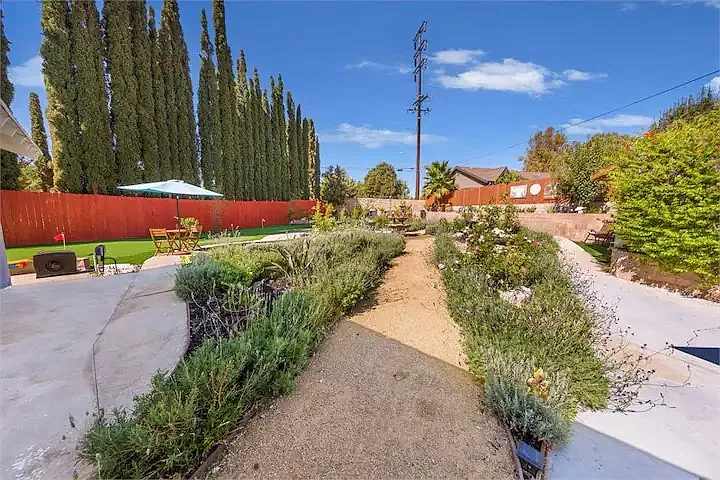 6 bed, 2400 sqft, $8,595 — Photo 2