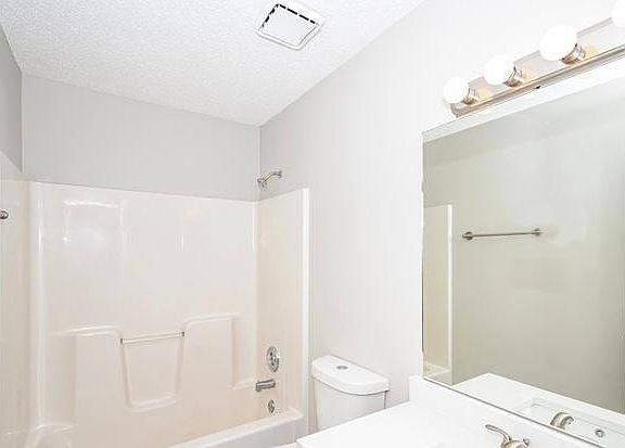 3rd image of 37 Stratford Dr