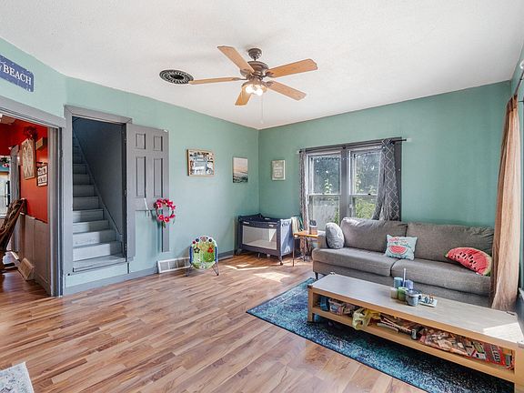 4th image of 102 Oak St