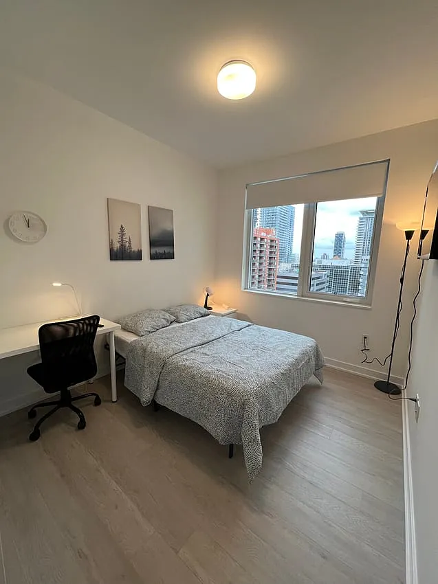 Deluxe Room - Dunfield Ave & Eglinton Ave E — Photo 1