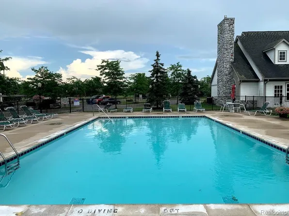 15240 Silver Pkwy, Fenton, MI 48430