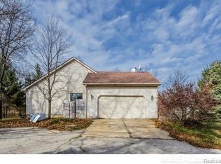 5265 Hickory Ridge Rd, Holly, MI 48442