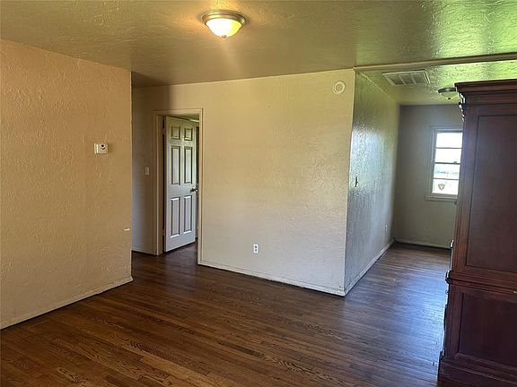 4th image of 1024 SW 52nd St