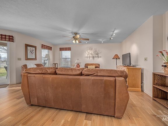 5th image of 946 Indianhead Rd