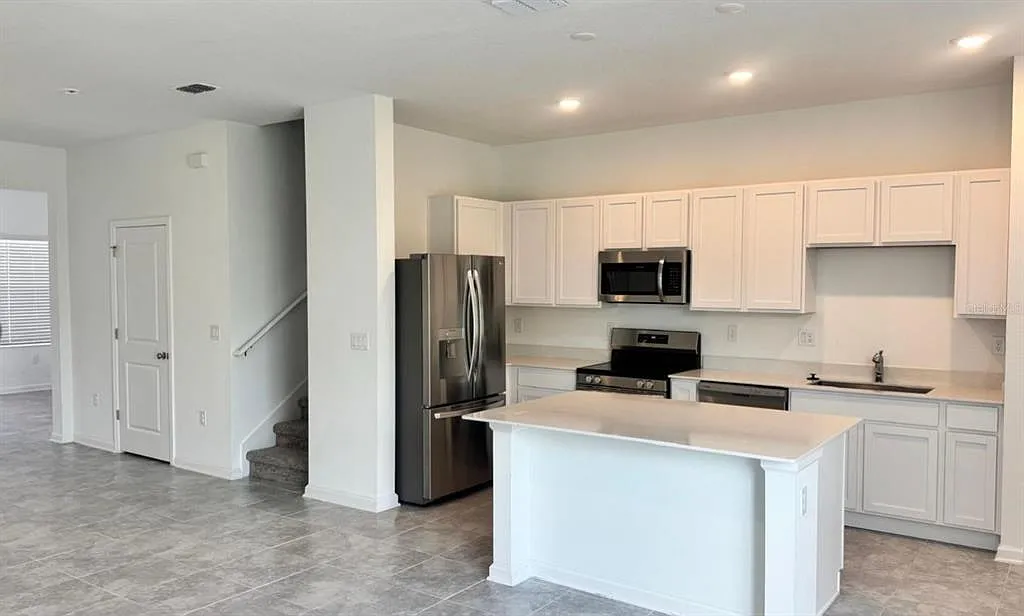 3 bed, 2.5 bath, 1738 sqft, $1,900 — Photo 3