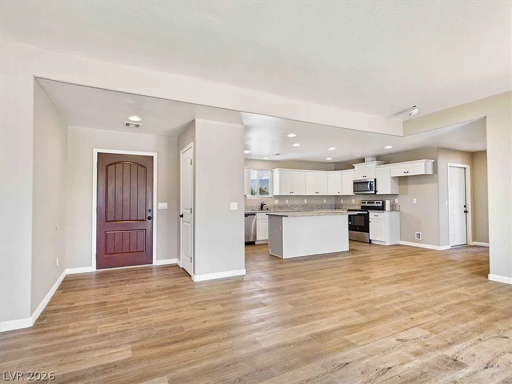 4 bed, 2.0 bath, 2025 sqft, $2,000 — Photo 4