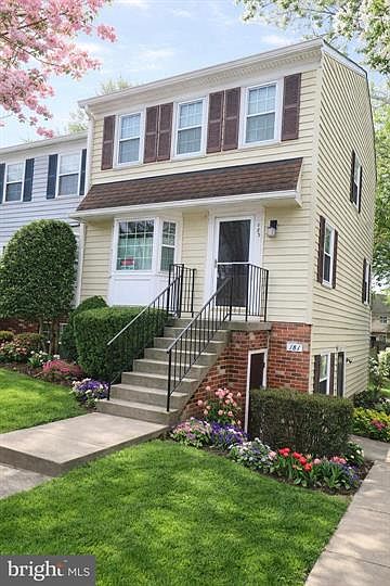 End unit with extra windows and lots of natural light