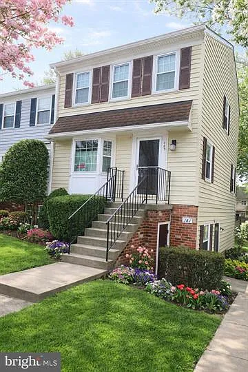 End unit with extra windows and lots of natural light