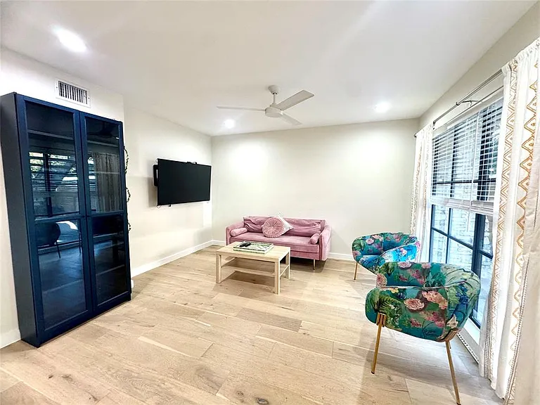 400 E 30th St #101 — Photo 11